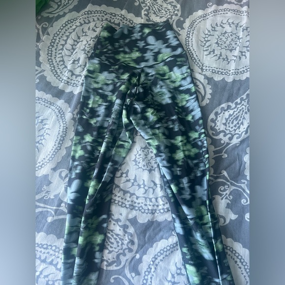 aerie crossover pattern leggings - Picture 3 of 3
